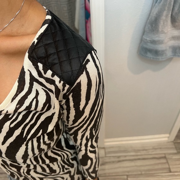 H&M Zebra Print Tunic 3/4 Sleeve Sweater - Picture 5 of 6